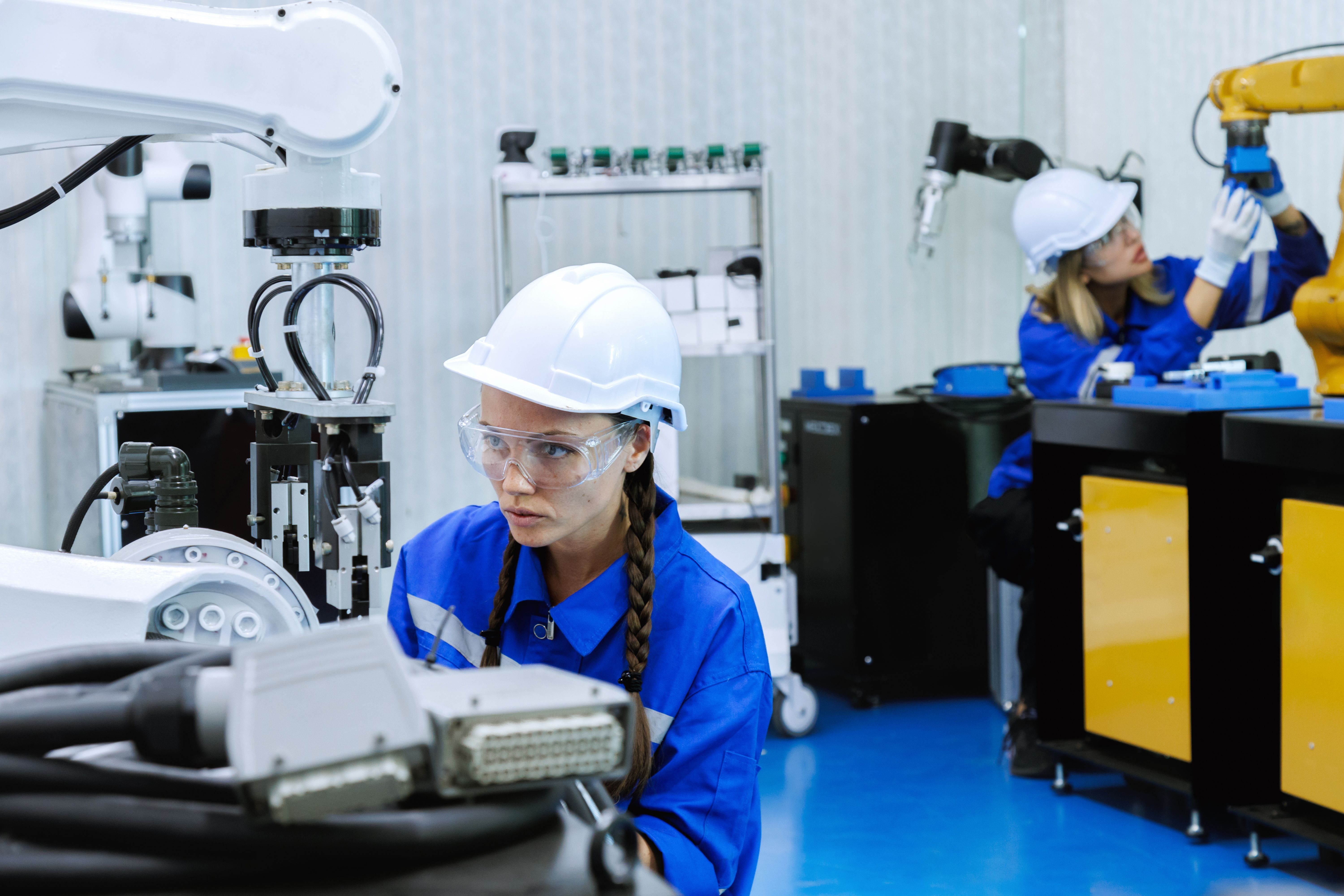 engineer_works_with_robotic_arm