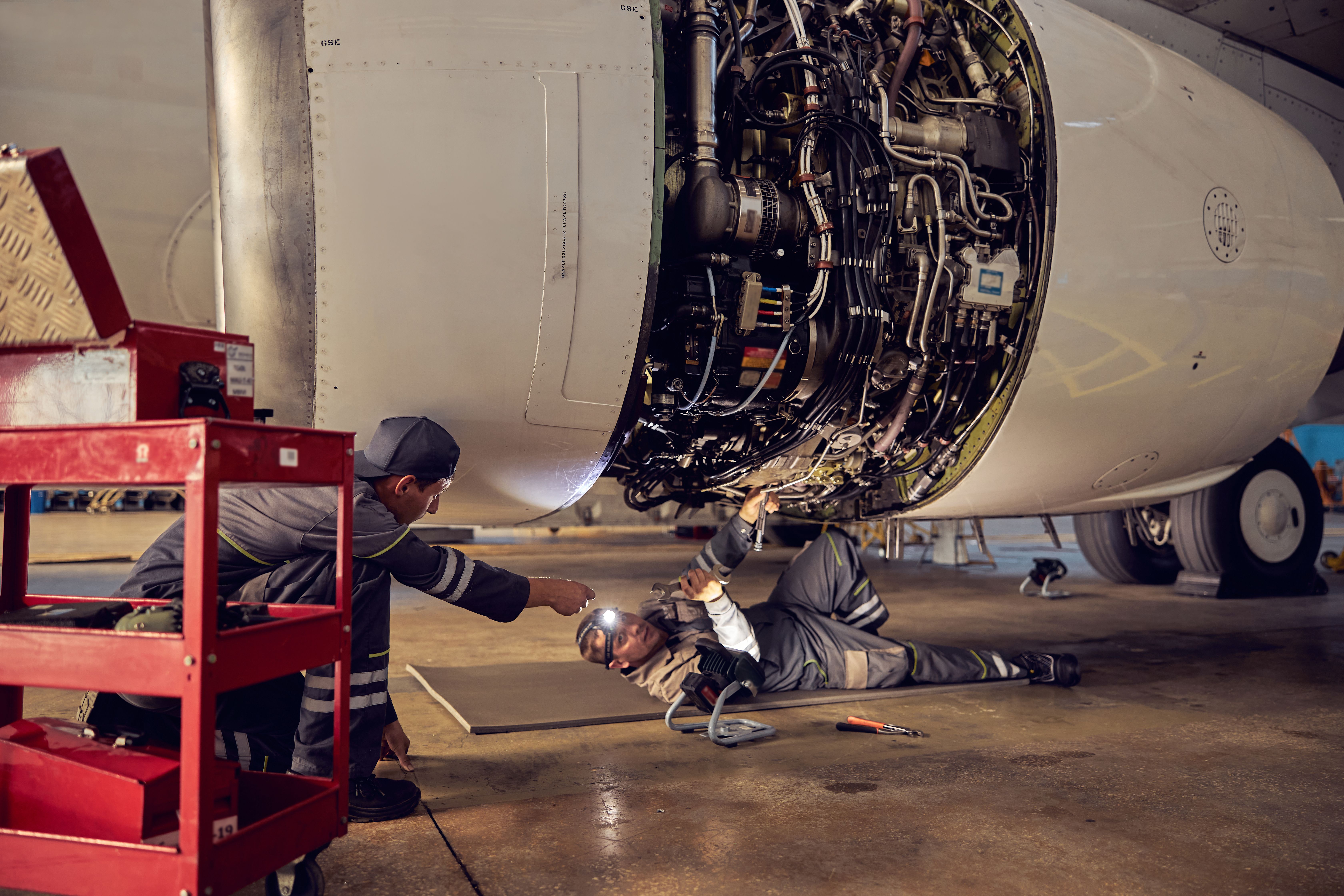 aircraft_mechanics_repairing_engine